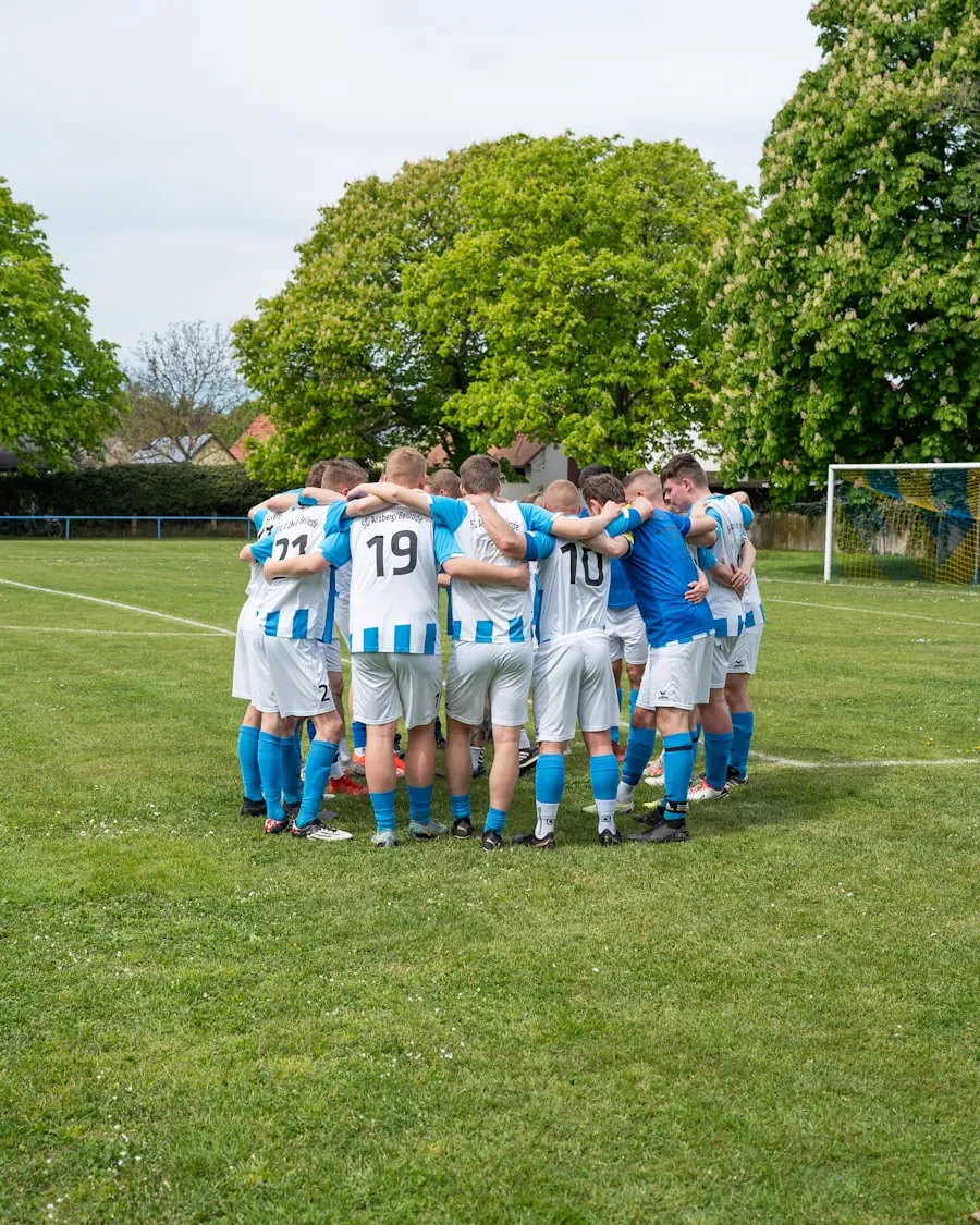 Équipe de football réunie en cercle avant un match