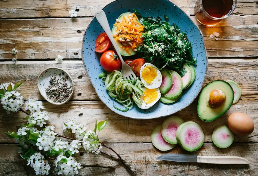 Cuisine lumineuse et apaisante avec une corbeille de fruits frais, ambiance sereine